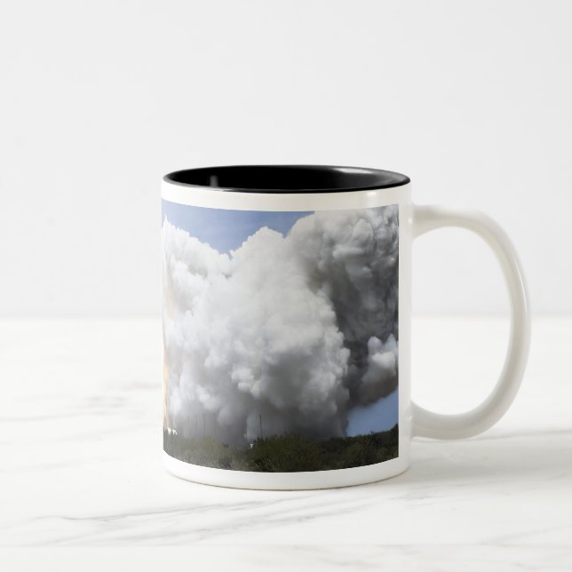 Caneca De Café Em Dois Tons Space Shuttle Atlantis levanta 28 (Direita)