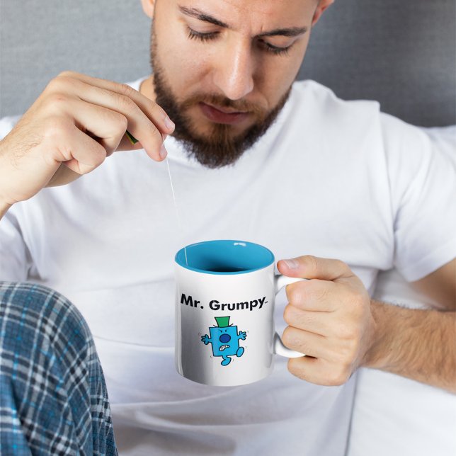 Caneca De Café Em Dois Tons Sr. Men | O Sr. Grumpy é um Grump (Person holding mug)