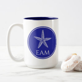 Caneca De Café Em Dois Tons Starfish branco costeiro sobre monograma azul Mari