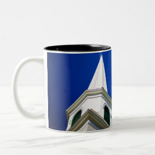 Caneca De Café Em Dois Tons Steeple da igreja de Nova Inglaterra com um céu d