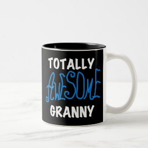 Caneca De Café Em Dois Tons T-shirt azuis e presentes da avó totalmente