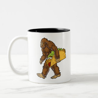 Caneca De Café Em Dois Tons Taco Carregando Sasquatch Pé Grande