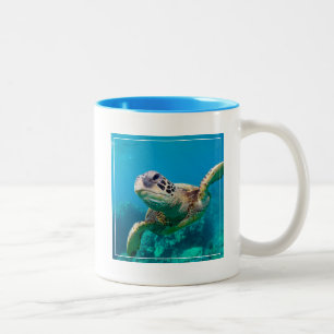 Caneca De Café Em Dois Tons Tartaruga de mar verde que nada sobre o recife de