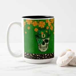 Caneca De Café Em Dois Tons Tema do Dia de Patrick com Caveira e Shamrock
