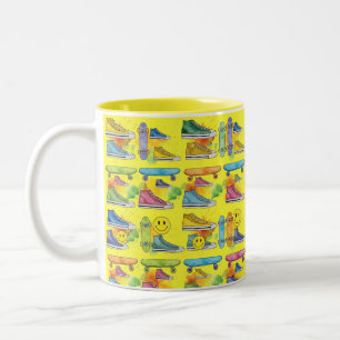 Caneca De Café Em Dois Tons Tênis e Skateboards, Pop Art, por Natasha Us