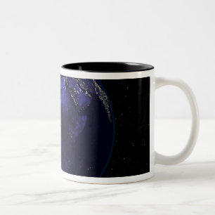 Caneca De Café Em Dois Tons Terra completa na noite que mostra África e Europ