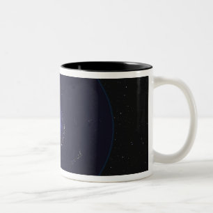 Caneca De Café Em Dois Tons Terra completa na noite que mostra as luzes 2 da