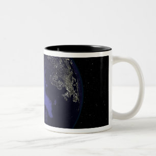 Caneca De Café Em Dois Tons Terra completa na noite que mostra as luzes 5 da