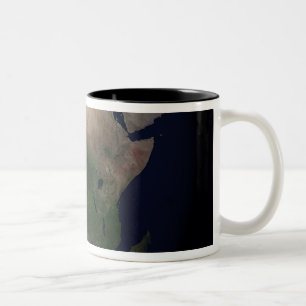 Caneca De Café Em Dois Tons Terra completa que mostra África, Europa, & o Ea