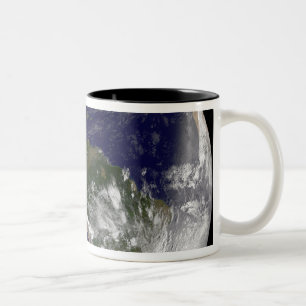 Caneca De Café Em Dois Tons Terra de cheio mostrando a América do Norte e o Su