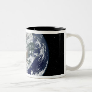 Caneca De Café Em Dois Tons Terra totalmente iluminada centrada na Ásia