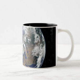 Caneca De Café Em Dois Tons Terra totalmente iluminada centrada na Europa