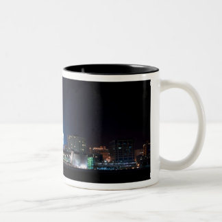 Caneca De Café Em Dois Tons Terraço de Monona e Capitólio de Madison na noite