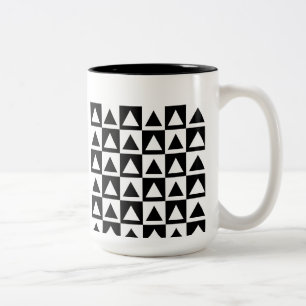 Caneca De Café Em Dois Tons Teste padrão geométrico da forma do triângulo