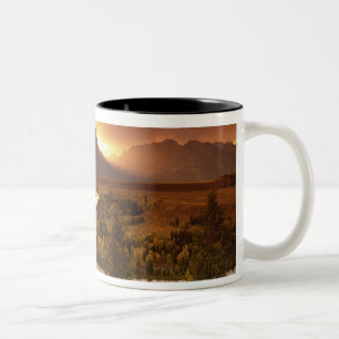 Caneca De Café Em Dois Tons Teton Range no pôr do sol, de Cobra River