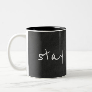 Caneca De Café Em Dois Tons texto "ficar enquanto" no quadro negro