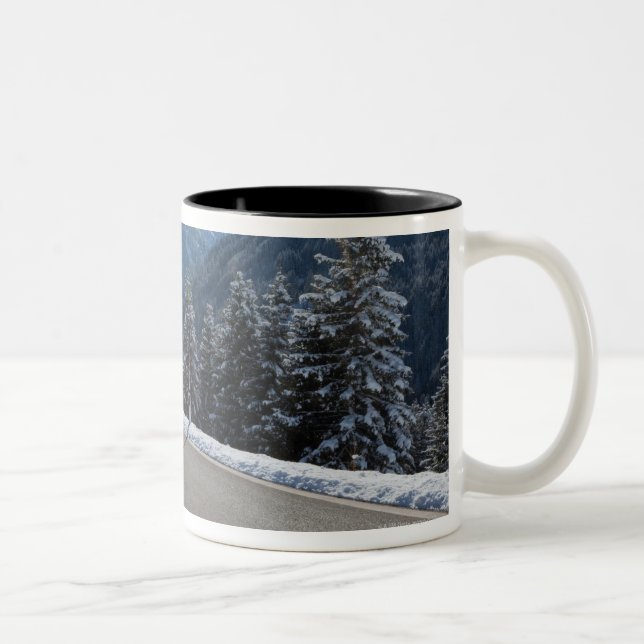 Caneca De Café Em Dois Tons Thrugh vazio idílico da estrada uma paisagem do (Direita)