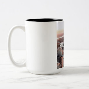 Caneca De Café Em Dois Tons Tipografia Vista Aérea da Silhueta de Filadélfia U