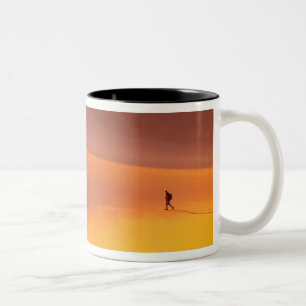 Caneca De Café Em Dois Tons Tirada em janeiro na racha da aurora na morte