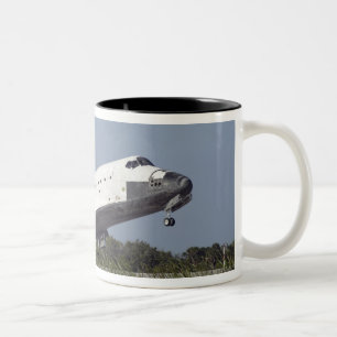 Caneca De Café Em Dois Tons Toques de Atlantis do vaivém espacial para baixo