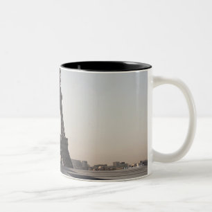 Caneca De Café Em Dois Tons Torre Eiffel no crepúsculo, Paris, Ile-de-France,