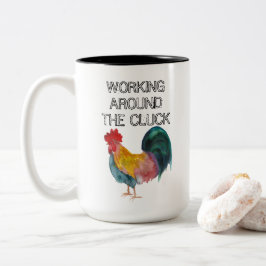 Caneca De Café Em Dois Tons Trabalhando ao redor do galo