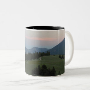 Caneca De Café Em Dois Tons Traços através das montanhas