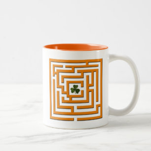 Caneca De Café Em Dois Tons Trevo no desafio alaranjado do labirinto