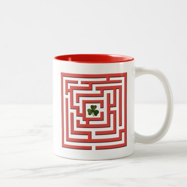 Caneca De Café Em Dois Tons Trevo no desafio vermelho do labirinto (Direita)