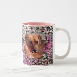 Caneca De Café Em Dois Tons Trista o cão do salvamento nas flores