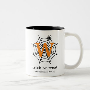 Caneca De Café Em Dois Tons Truque de Aranha Halloween ou Monograma de Tratame