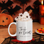 Caneca De Café Em Dois Tons Truque E Tratamento Mínimos Modernos | Feliz Dia d<br><div class="desc">Truque E Tratamento Mínimos Modernos | Feliz Dia das Bruxas</div>