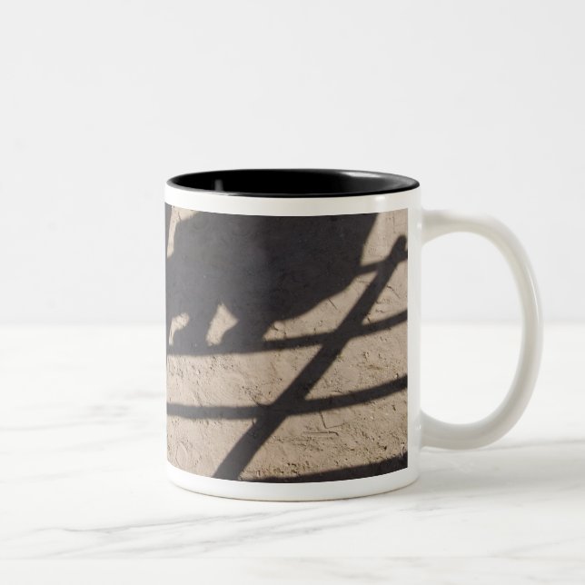 Caneca De Café Em Dois Tons Tucson, Arizona: Sombras dos competidores do Rodei (Direita)
