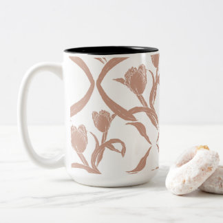 Caneca De Café Em Dois Tons Tulipas impressas em bloco bege, trigo dourado