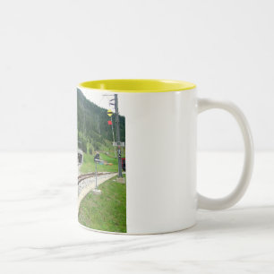 Caneca De Café Em Dois Tons Túnel de montanha em Oberwald na Suiça
