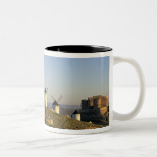 Caneca De Café Em Dois Tons UE, Espanha, La Mancha, Consuegra. Moinhos de vent
