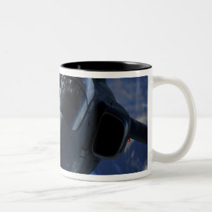 Caneca De Café Em Dois Tons Um AMX italiano é reabastecido por um