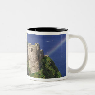 Caneca De Café Em Dois Tons Um arco-íris atinge o castelo medieval de Dunluce