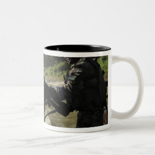 Caneca De Café Em Dois Tons Um artesanato de guerra especial