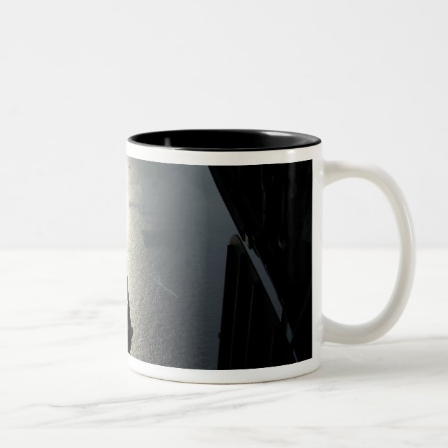 Caneca De Café Em Dois Tons Um assistente da Força Aérea (Direita)