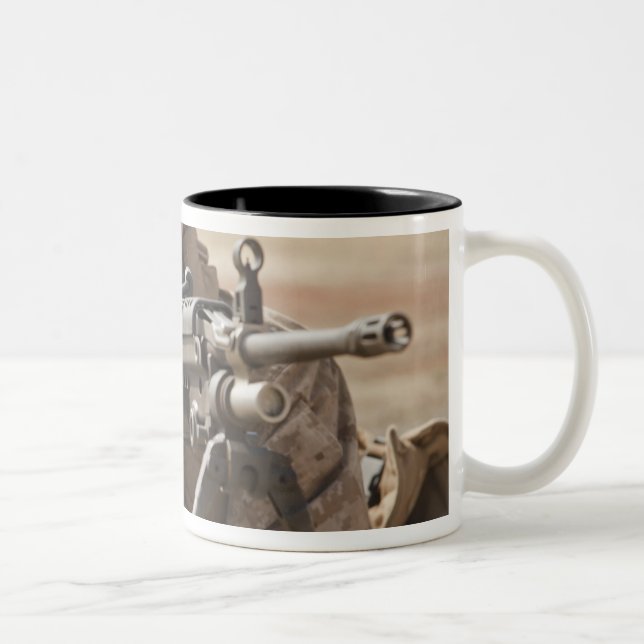 Caneca De Café Em Dois Tons Um atirador automático de armas fornece instrutor (Direita)