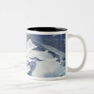 Caneca De Café Em Dois Tons Um avião de F-15C Eagle senta-se atrás de um