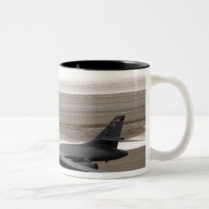 Caneca De Café Em Dois Tons Um B-1B Lancer executa um toque e vai
