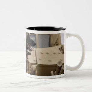 Caneca De Café Em Dois Tons Um cão de funcionamento militar senta-se em um