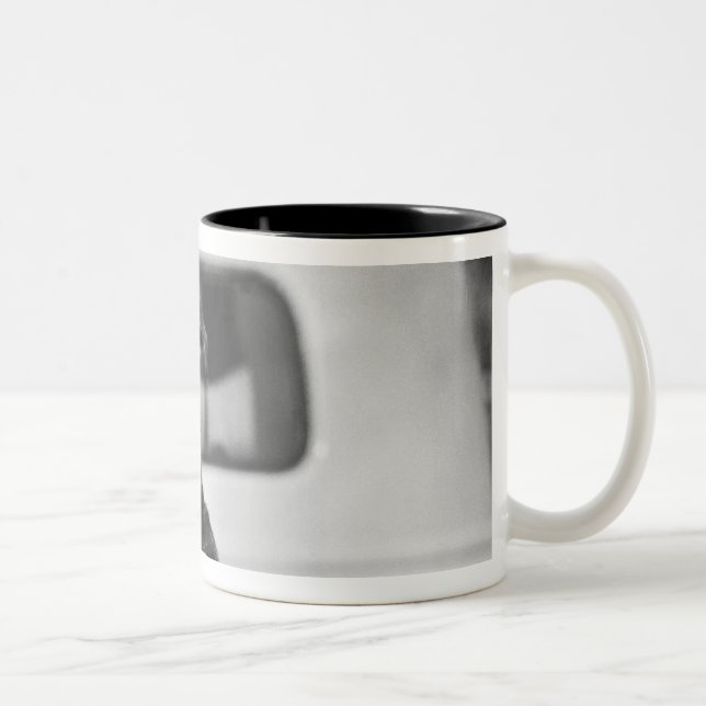 Caneca De Café Em Dois Tons Um cão em um carro (Direita)