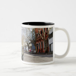 Caneca De Café Em Dois Tons Um carro antigo enferrujado e de cor escamosa esta