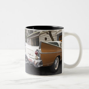 Caneca De Café Em Dois Tons Um carro clássico Studebaker Silver Hawk estaciona