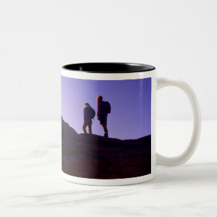 Caneca De Café Em Dois Tons Um casal observa o nascer do sol do topo do Mesa A