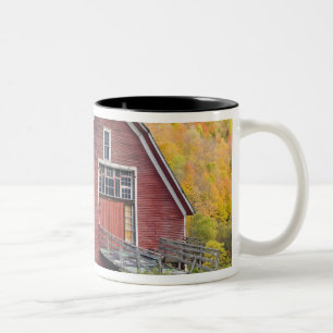 Caneca De Café Em Dois Tons Um celeiro nas Montanhas Verdes de Vermont. Hancoc