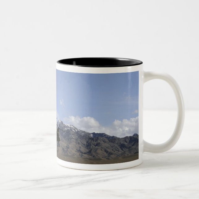 Caneca De Café Em Dois Tons Um CH-47 Chinook decola (Direita)